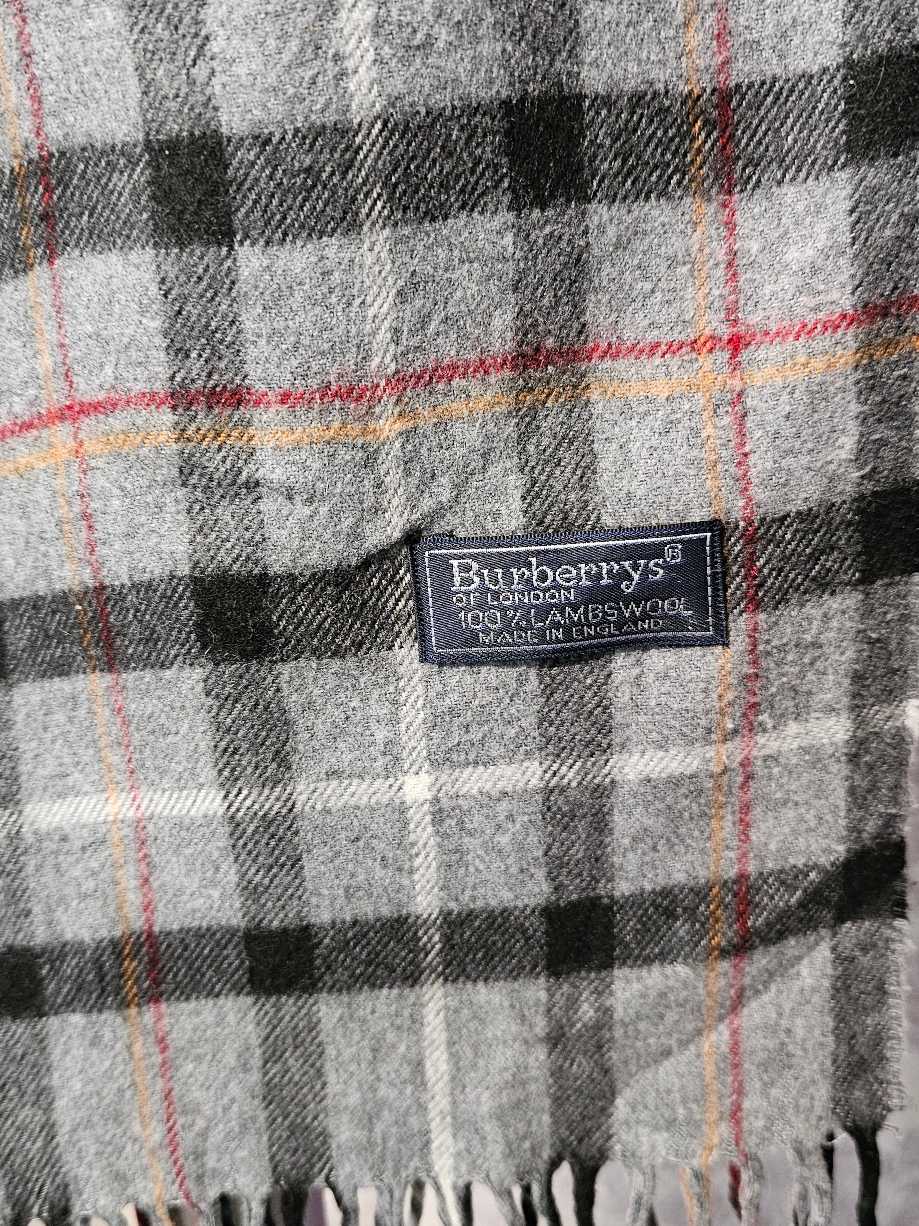 Burberrys  Unisex  100% Lambswool Scarf (Pre Loved)