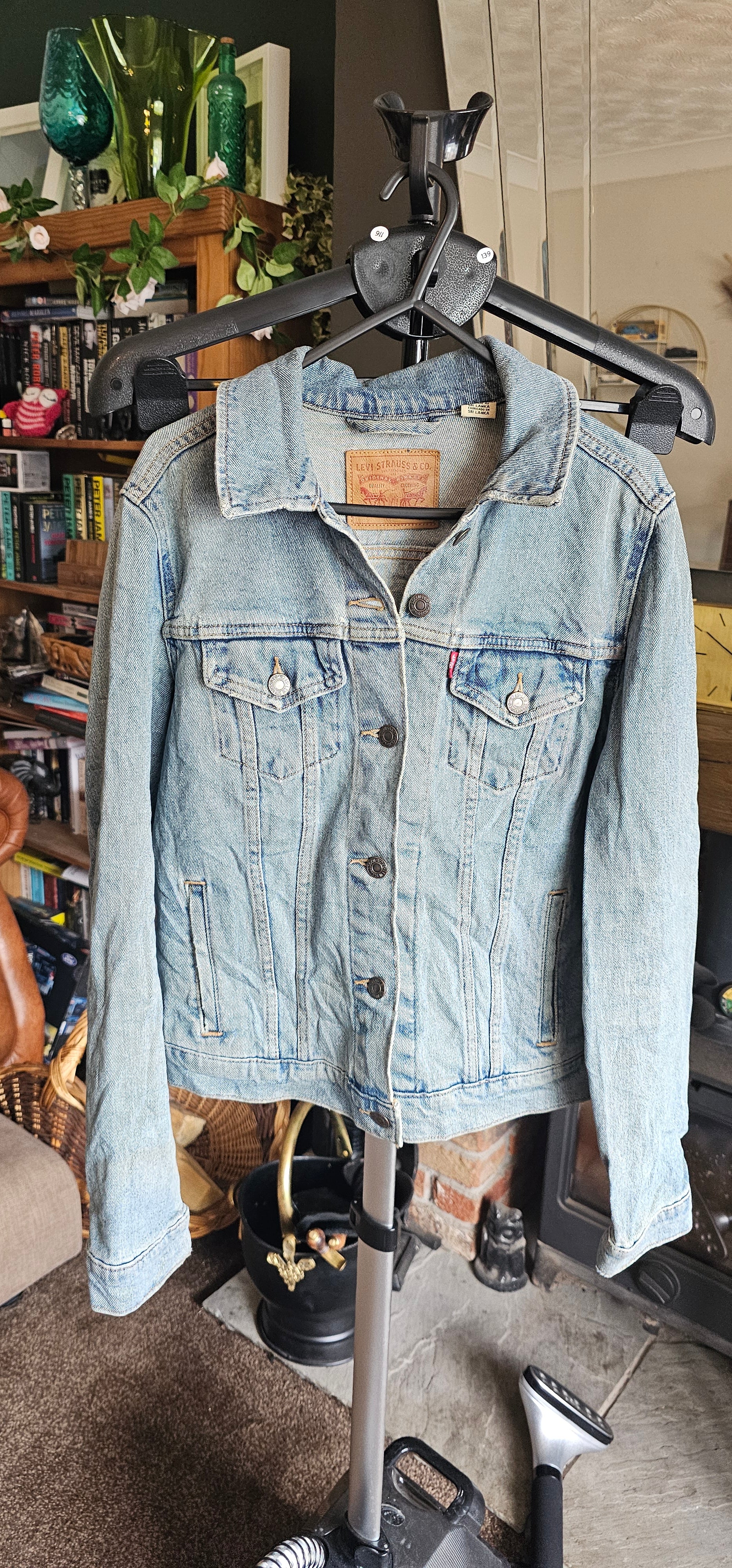 Vintage Levis Denim Jacket Size Medium (Preowned)